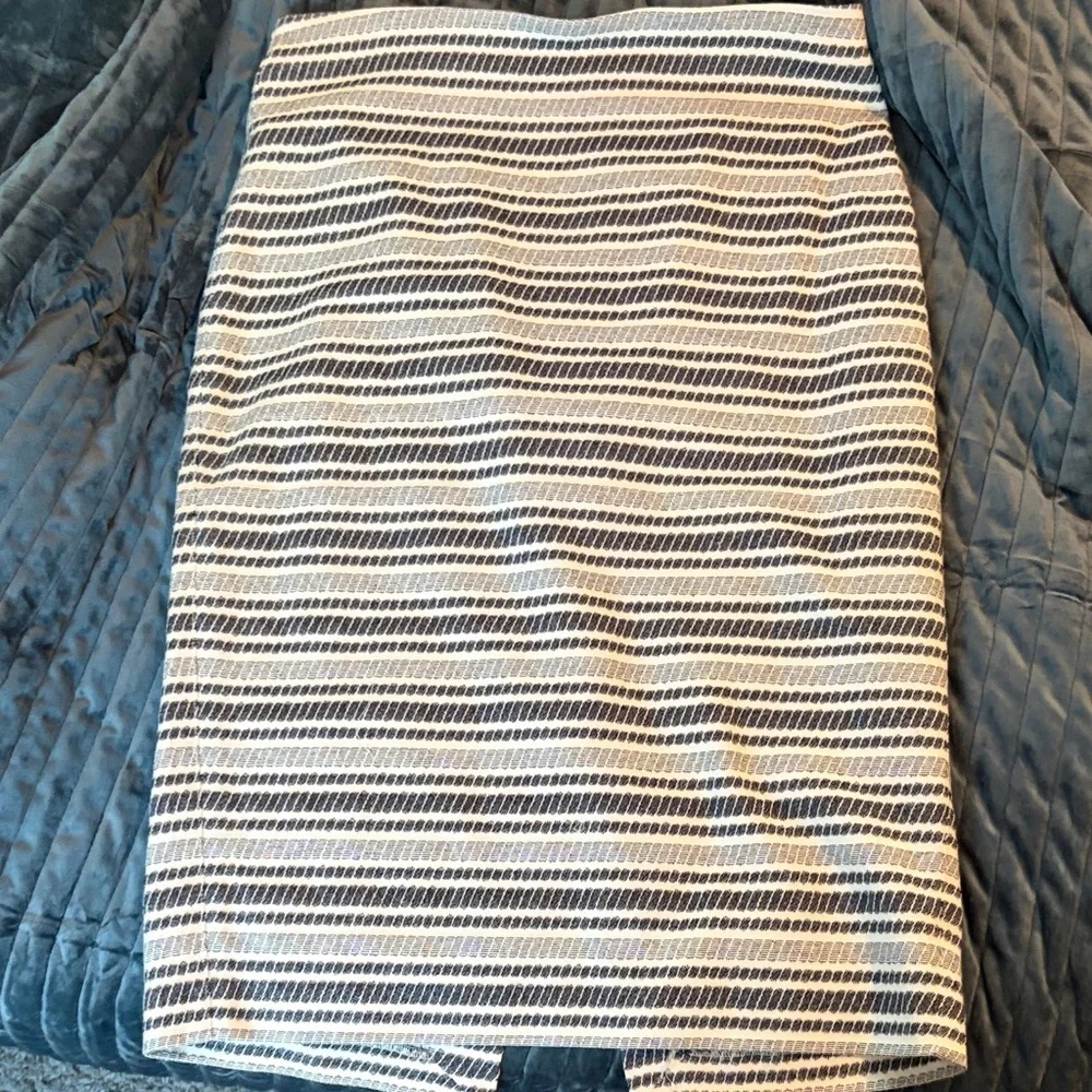 Ann Taylor Textured Stripe Pencil Skirt | Size 10 | Workwear Classic - Picture 2 of 6